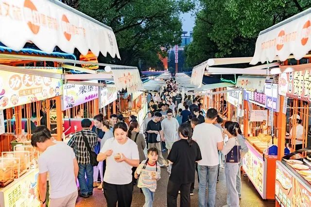 热闹非凡的夜市