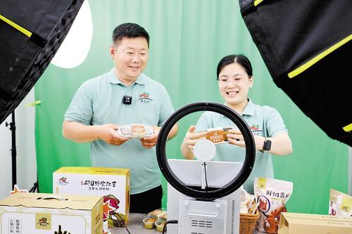 5月16日，沐泽农业工作人员直播销售冰冻烤薯。本报记者 刘剑英摄