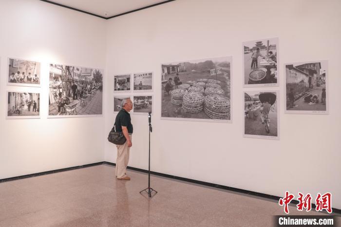 图为5月18日,江西南昌,江西省人文纪实摄影十人展现场,观众在观看摄影专题《赣州记忆》。刘力鑫 摄