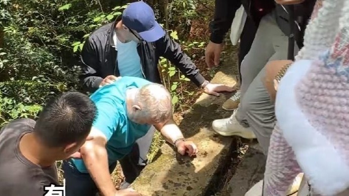 景区回应千万粉丝博主“维多利亚夫妇”父亲从山上滑落：确有此事，当时不清楚他们身份