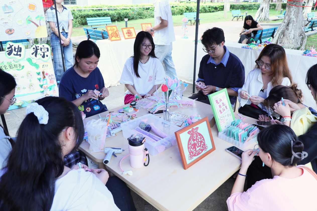 教育与音乐学院学生现场进行扭扭棒作品与剪纸作品的制作