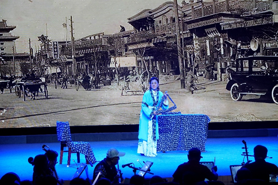 特稿&middot;梁平｜常州沪剧角：坐着轮椅临阵演唱会的90岁总导演沈国雄，情满龙城