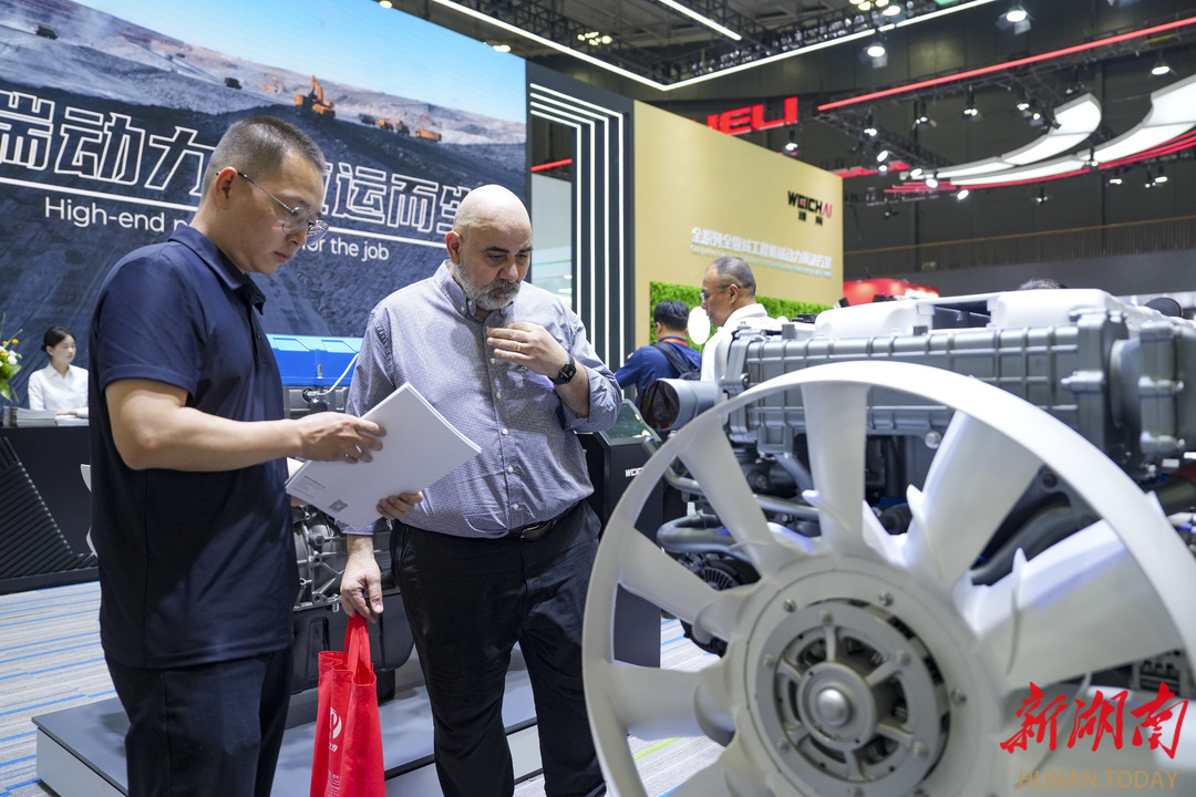 5月15日，长沙国际会展中心，外国嘉宾参观工程机械。湖南日报全媒体记者 辜鹏博 摄