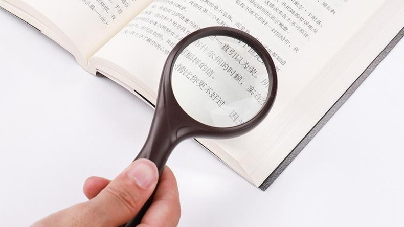 老人用5倍放大镜也看不清药品说明书，药监局：正推进“大字版”试点