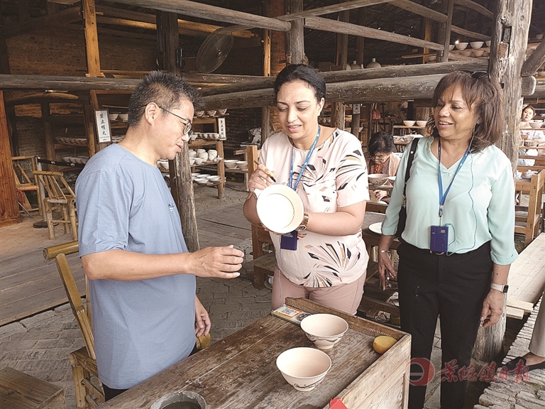 在瓷都感受泥與火的魅力 六國駐華外交官走進(jìn)陶陽里