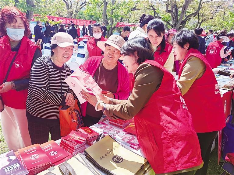 市妇联工作人员为群众讲解家庭教育相关知识