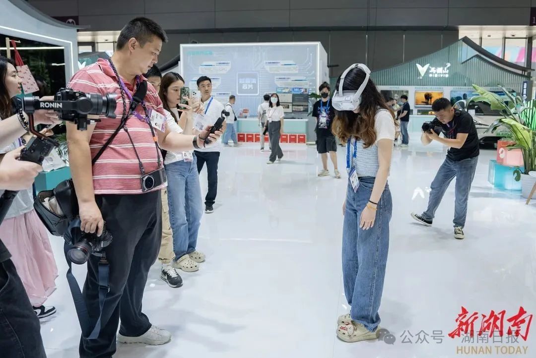 芒果融创带来行业首款全交互惊悚密室探险VR《嘘!莫名之地》,吸引不少参观者体验。