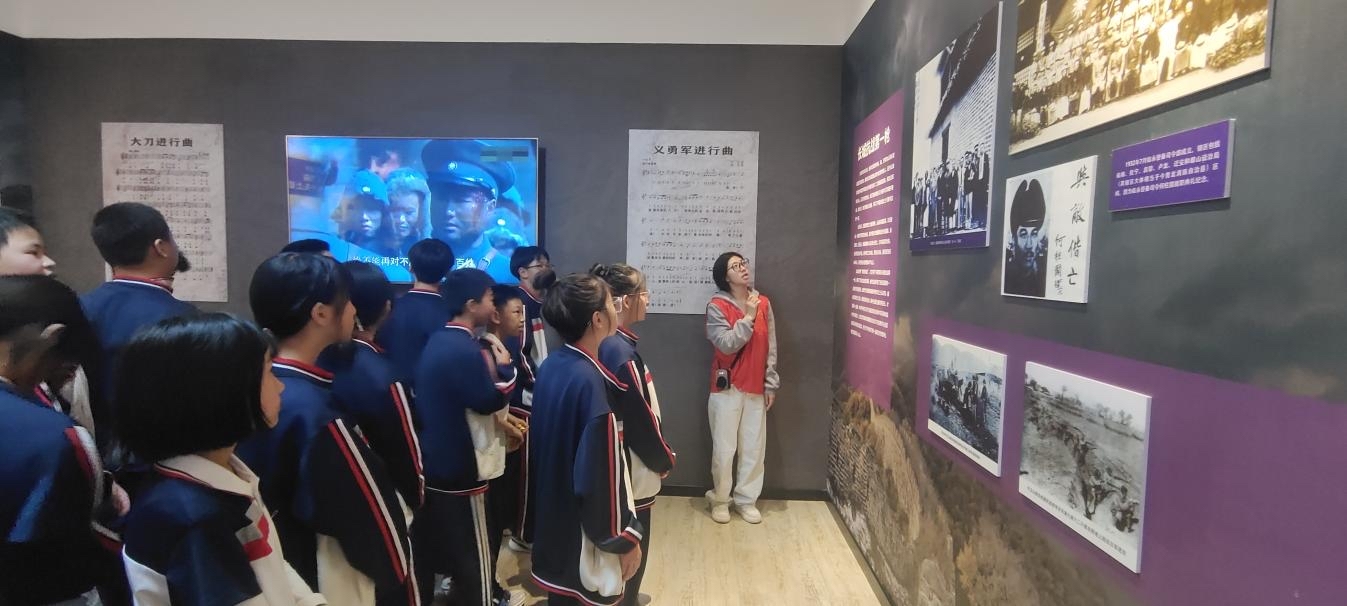 （图为团林管理处志愿者在渔岛红色展馆向学生宣讲 潘璐摄）