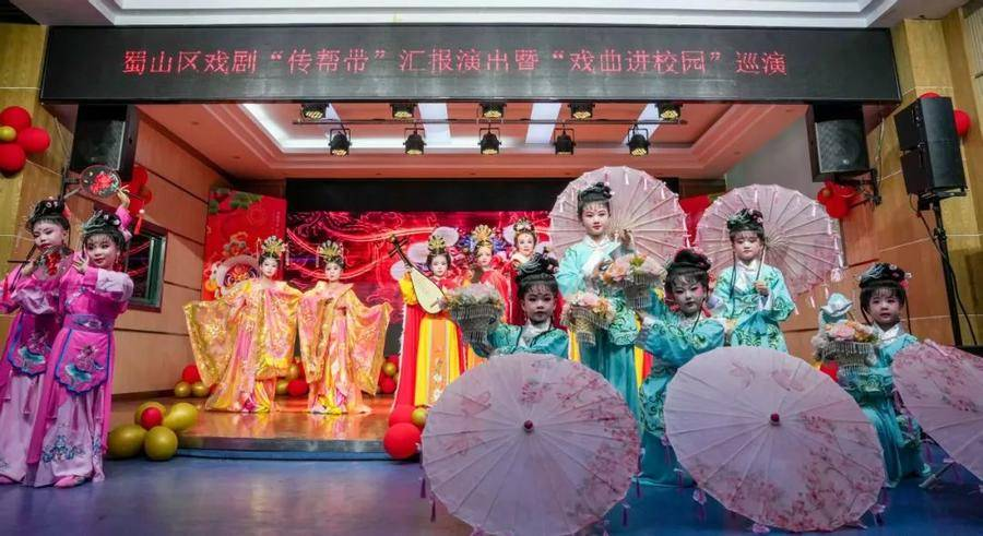 在合肥市五十中学东校教育集团西园校区，学校戏曲社团班的同学们参与表演。