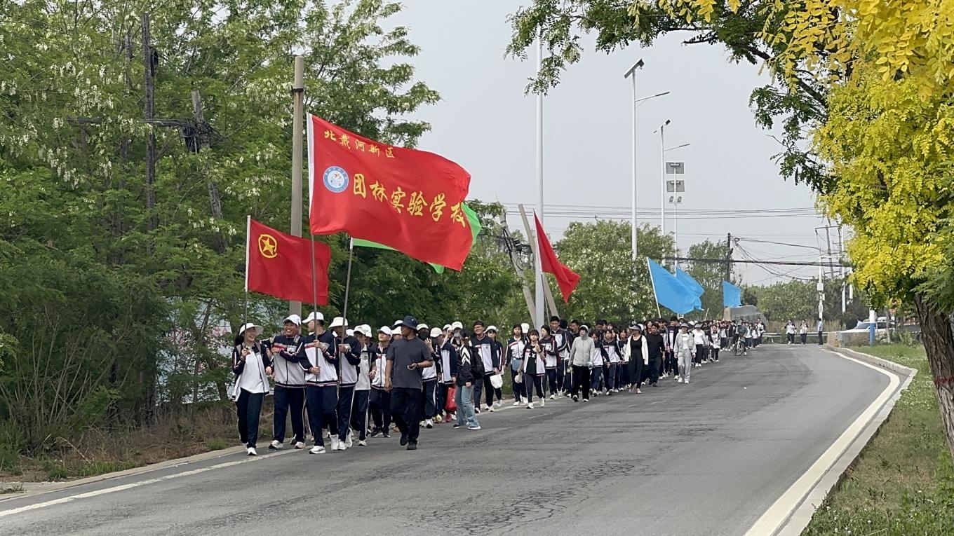 （图为团林实验学校学生列队赶赴渔岛 潘璐摄）