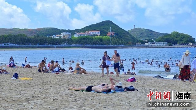 5月22日，中外游客在三亚大东海旅游区游玩。张月和 摄