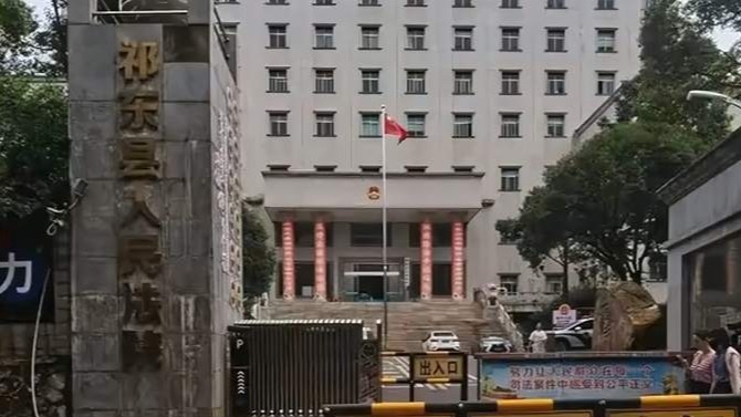 68岁摩的司机强奸中学生被判3年半，曾赠送女孩手机，威胁并实施二次强奸