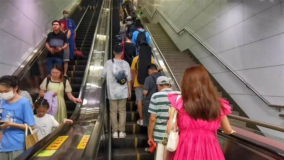 针对这个“高素质”习惯，北京地铁出新招，上海禁止10多年仍然存在