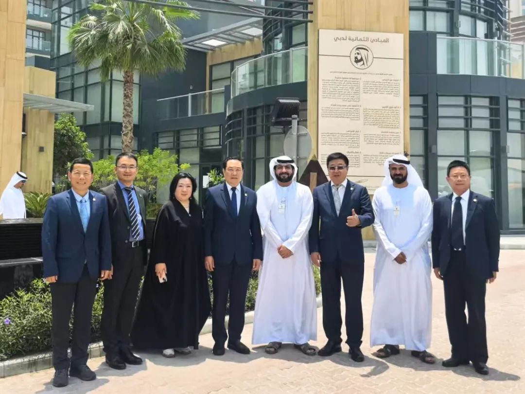 亚经协代表团与迪拜卫生监管局官员交流合影