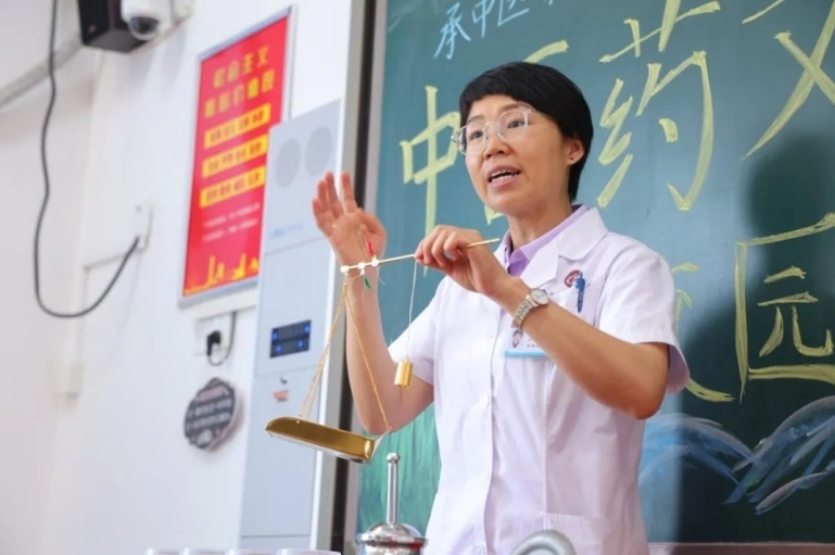 河间英华学校：教室变成“迷你杏林馆”