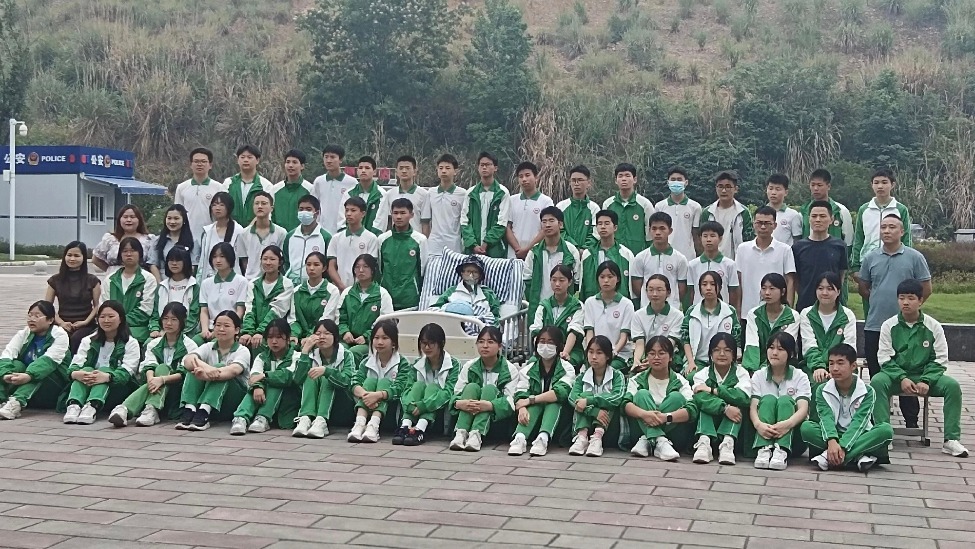 初三病重男孩在医院与全班同学拍毕业照，次日离世