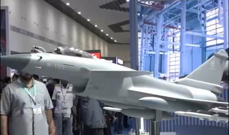歼10CE亮相兰卡威海空展