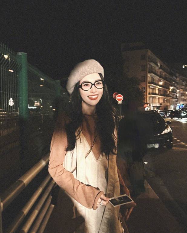 唐嫣绽放甜美笑容,感染力超强。