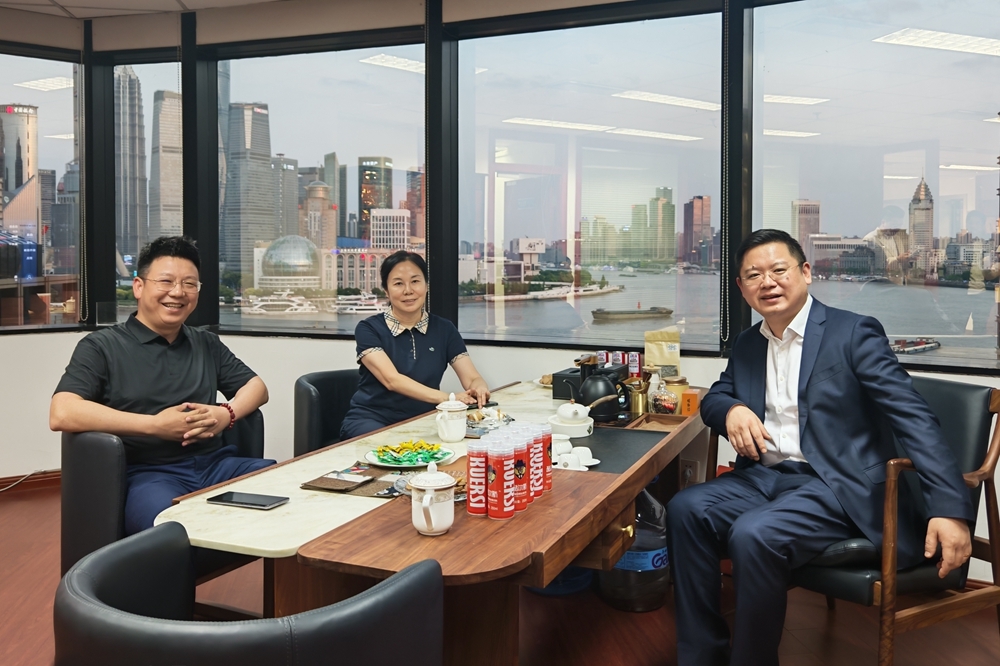 刘瑾走访校友祝烽双（右一）的企业