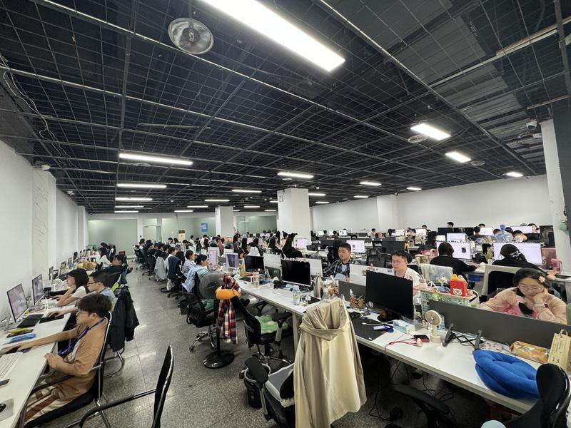 标注员正在计算机集群前专注处理数据流