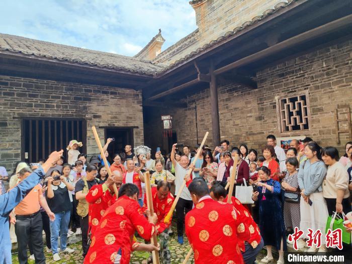 图为在白鹭古村游玩的游客。　赣县区融媒体中心供图