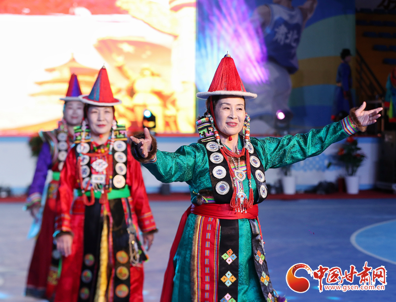 5月18日晚，在2025年肃北雪域“村BA”球王争霸赛开幕式上，一场精彩的民族服饰秀惊艳亮相。