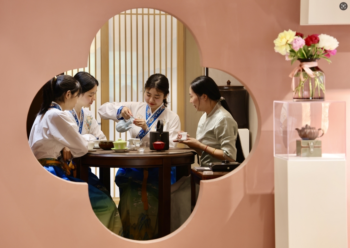 学生们沉浸式体验茶文化，感受传统文化的魅力。 吴梦莹 摄