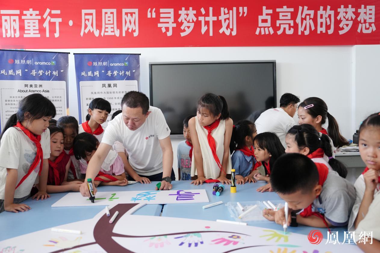 志愿者刘巍老师与孩子们共绘“梦想树”