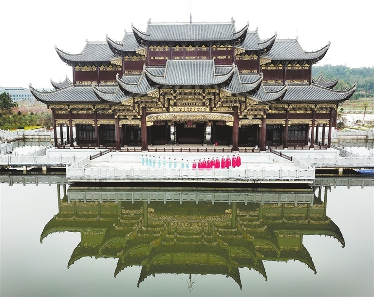 乐平市洪岩镇水上古戏台由陈乐平团队参与建设，是“世界最大的榫卯结构水上戏台”。特约通讯员 朱定文摄