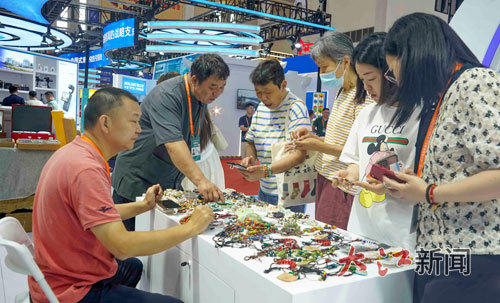 观众挑选陶瓷手串