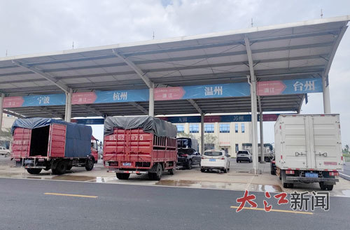 运送小龙虾的专车发车点。