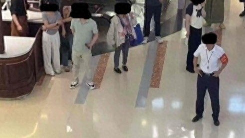 扬州一商场有女子坠楼，商户：其从5楼跳下