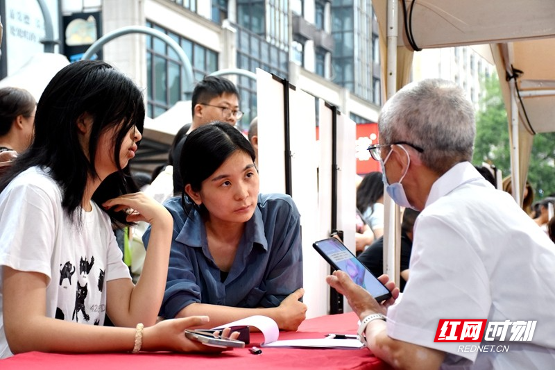 九芝堂中医专家现场为市民讲解中医知识。