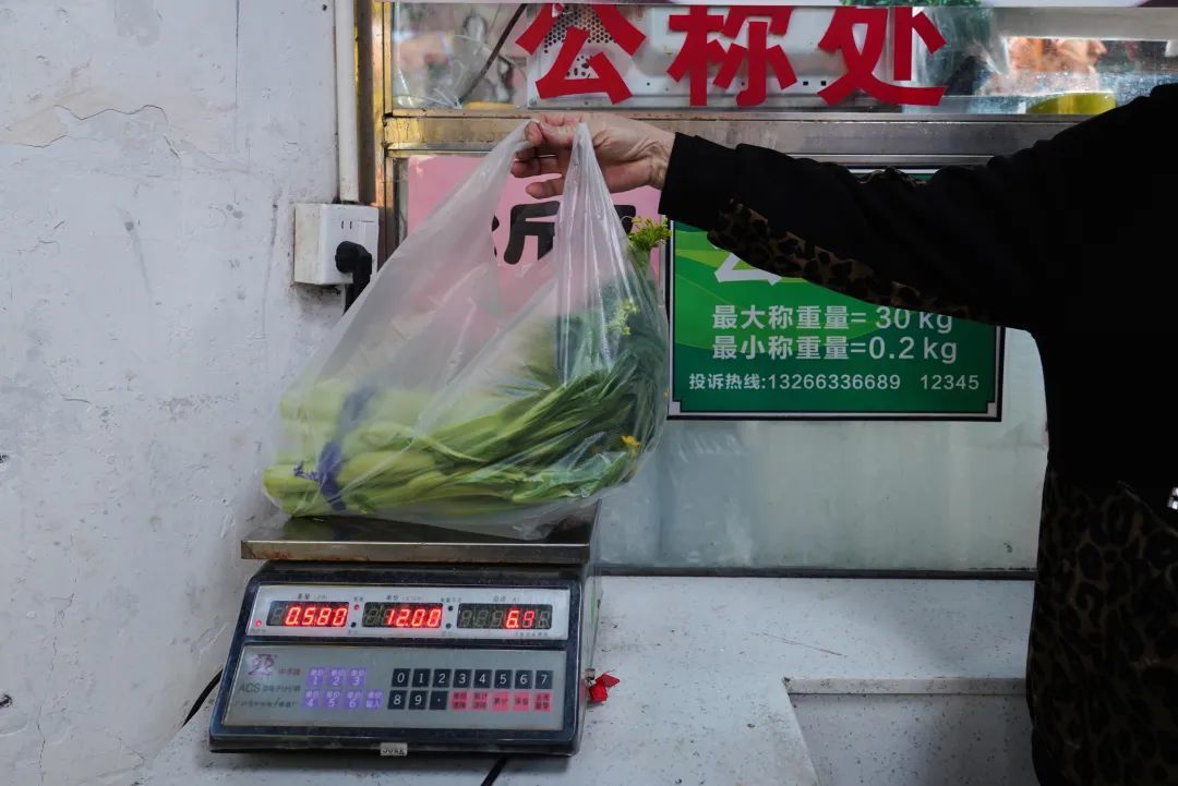 ▲市场内设有公平秤,方便市民复称。张秀丽/摄