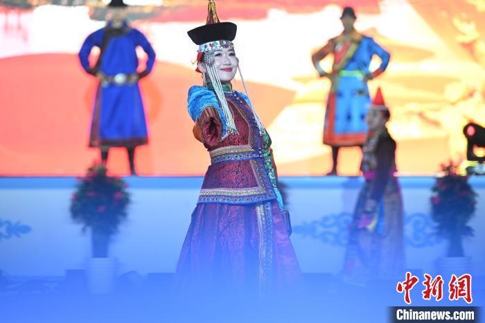 图为雪山蒙古族服饰秀　中新社记者　李亚龙　摄