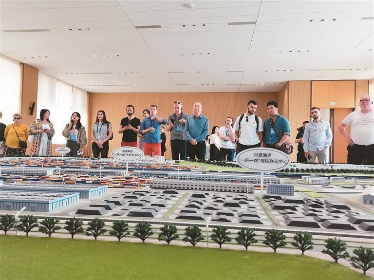 记者团一行通过沙盘进一步了解中欧班列西安集结中心。