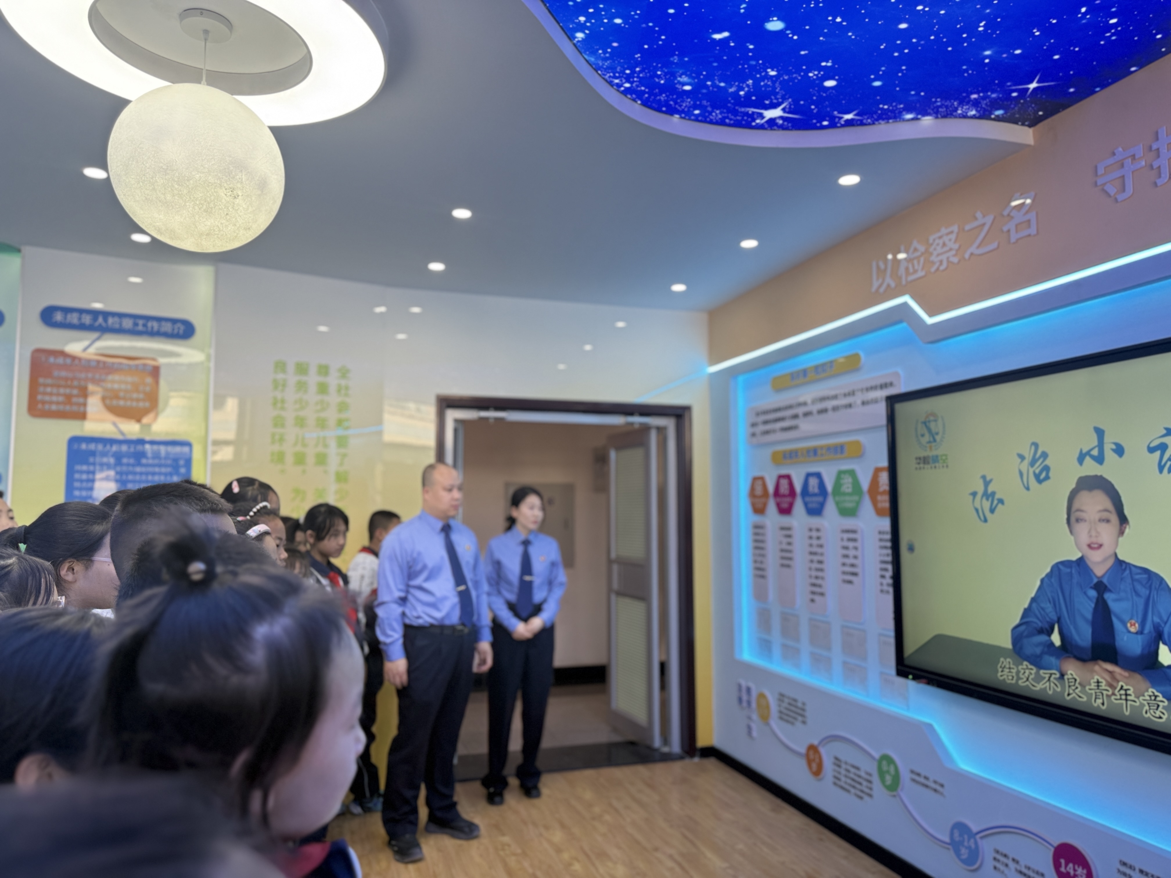 VR体验法治课堂　华亭学子玩转沉浸式普法