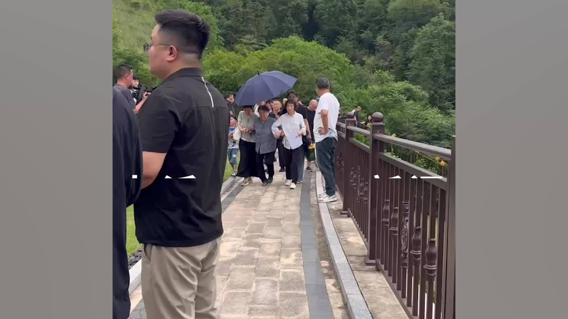 从未忘记想念！袁隆平逝世四周年纪念日，夫人在家属搀扶下祭拜袁老