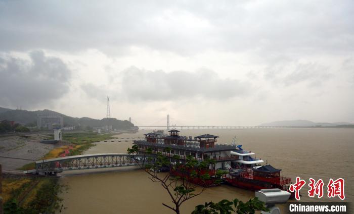 5月23日,鄱阳湖江西湖口段,天空乌云密布,水位上涨痕迹明显。徐会刚 摄
