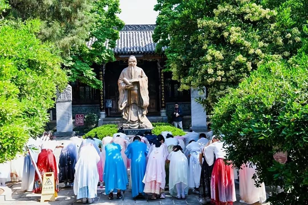 学员们祭奠孔子