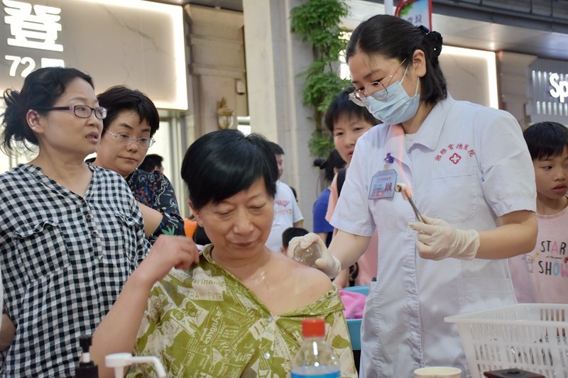 湘雅常德医院医生现场为市民拔火罐。