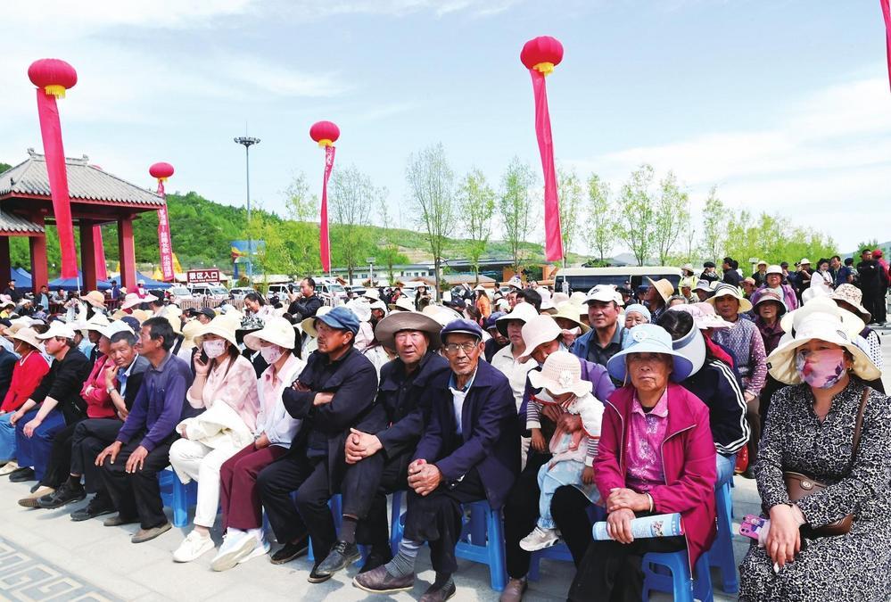 活动现场热闹非凡，当地村民与各地游客纷至沓来。
