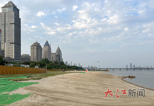摩天灣天然泳場。