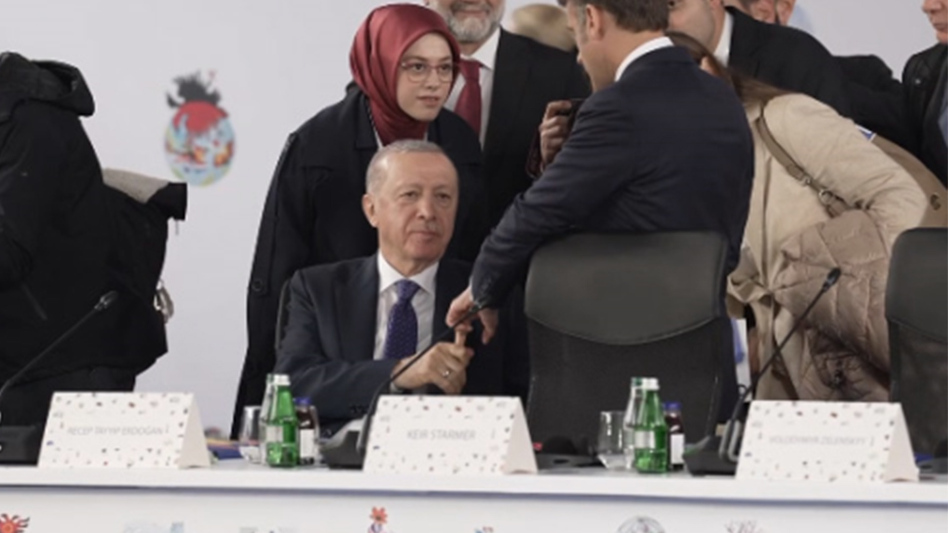 马克龙“搭手示强”反被埃尔多安“拿捏”，中指被死死扣住