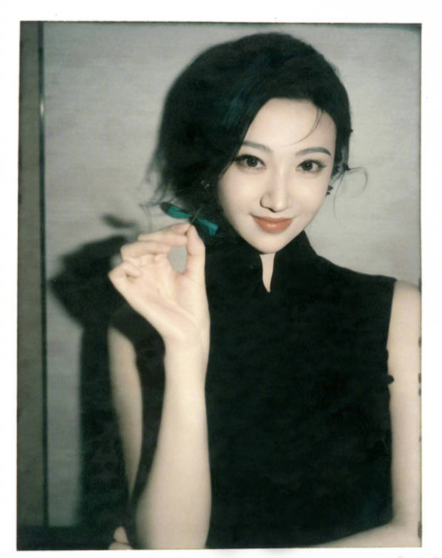 景甜的五官精致,颜值能打。