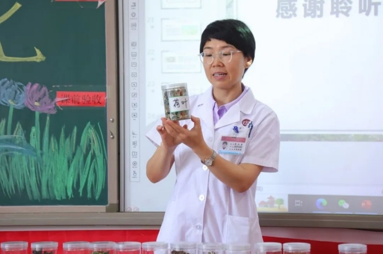 河间英华学校：教室变成“迷你杏林馆”