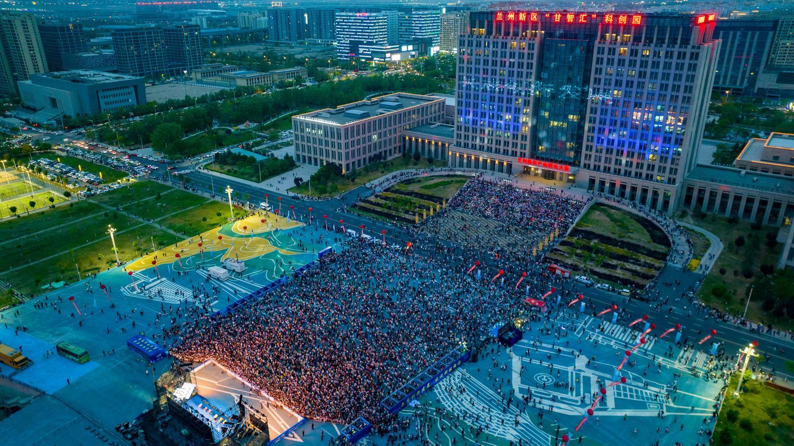 机器狗醒狮无人机霸屏夜空 科技盛宴燃爆兰州新区