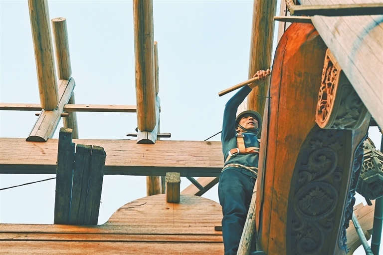 陈乐平熟悉古戏台营造的各项技艺，经常上场施工。