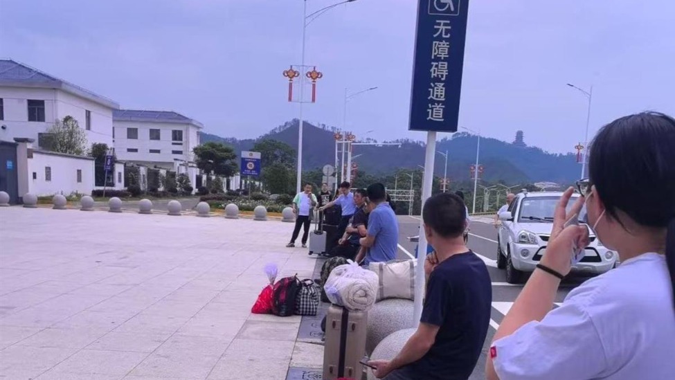 旅客吐槽江西一火车站开门太晚，工作人员：有营业时间