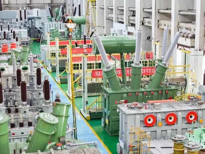 这是2025年5月8日拍摄的特变电工衡阳变压器有限公司装配车间。新华社记者 陈泽国 摄